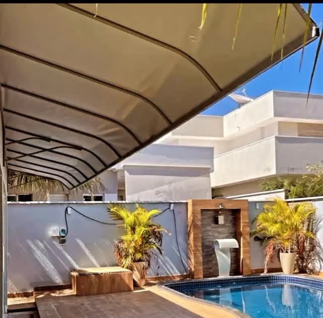 Toldo fixo cobrindo a área da piscina